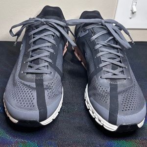 ON RUNNING (CLOUD) Cloudflow shoes size 8.5!!